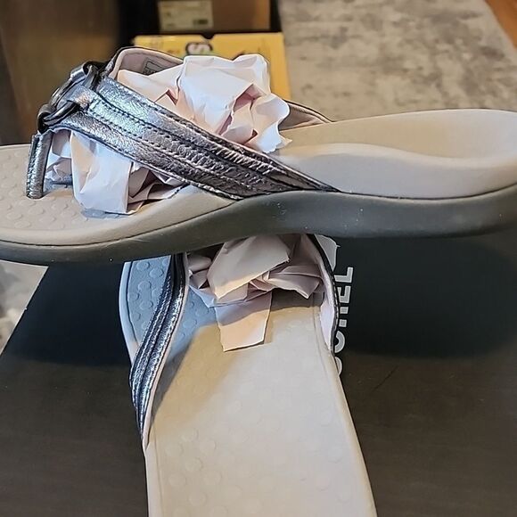 Siluper cute Vionics  Aloe silver Metallic Sandals 👡 size 12 women's NWOT - Picture 3 of 5